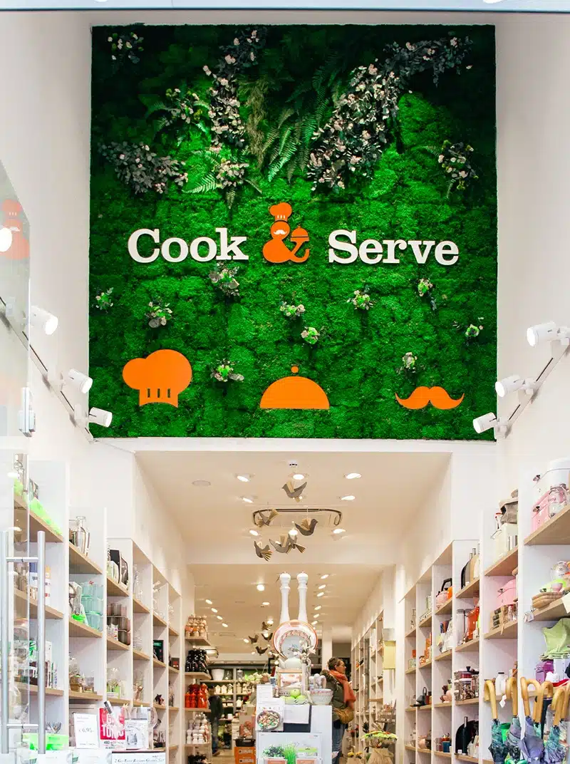 Interiorul magazinului de bucătărie Cook & Serve