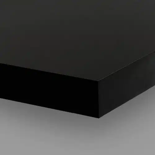 Foaie acrilică neagră close-up pe fundal gri