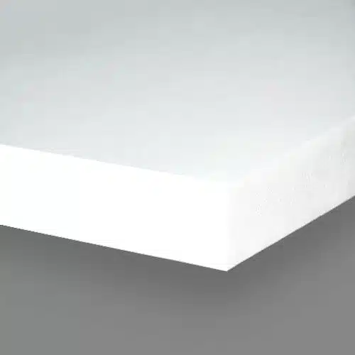 Detaliu bord spumă albă pe fundal gri.